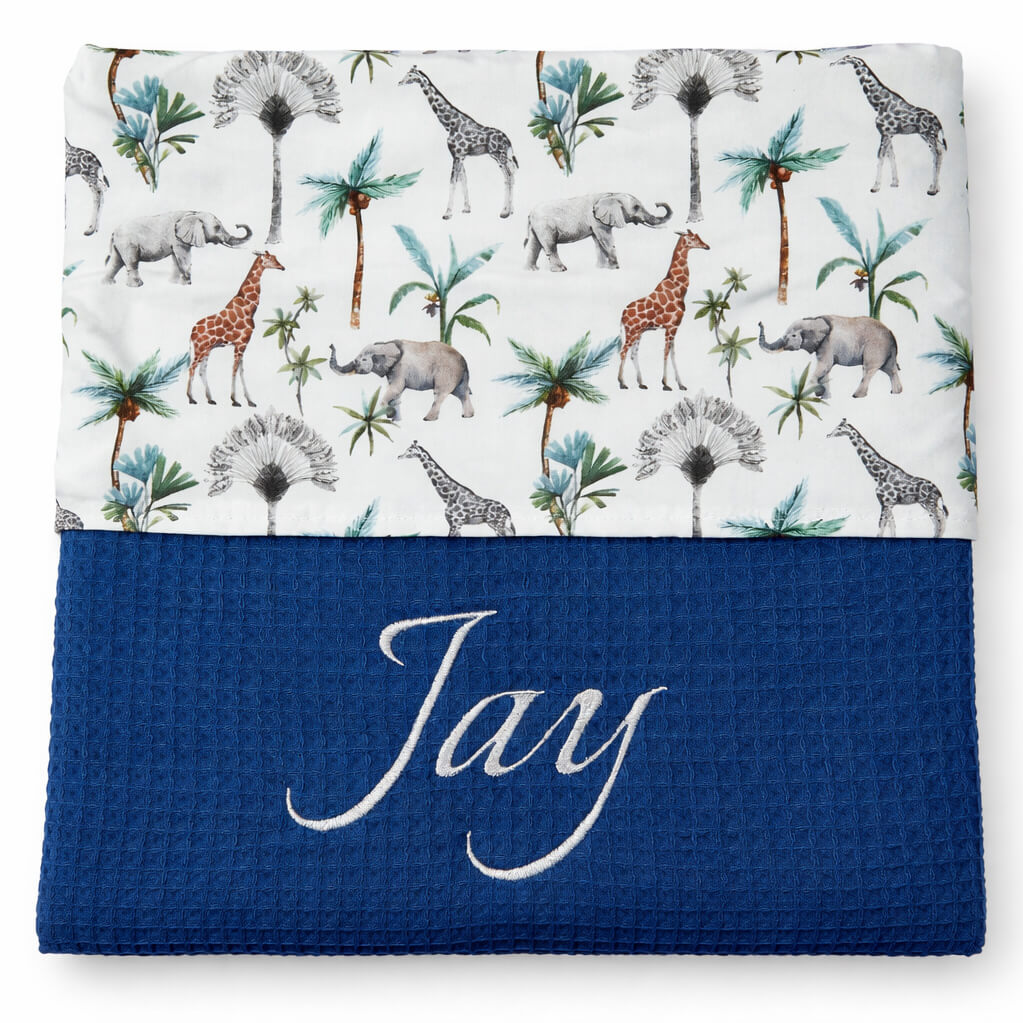 Donkerblauw wafelstof baby deken met geborduurde naam - olifant / palmboom / giraffe