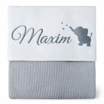 Grijs gebreid baby deken met naam geborduurd