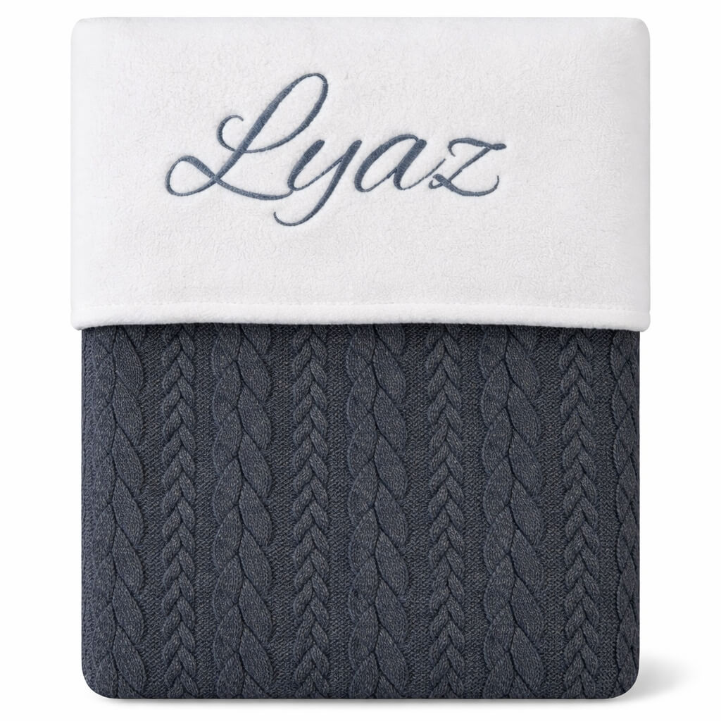 Jeans kleurig kabel gebreid baby deken met geborduurde naam