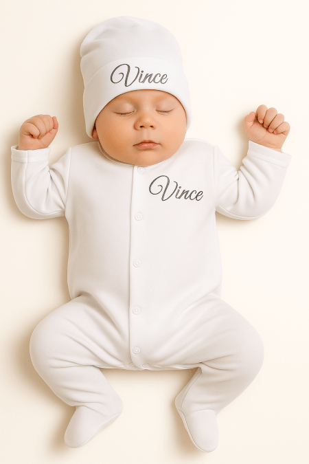 Wit geborduurd baby kruippakje / boxpakje / pyjama met naam