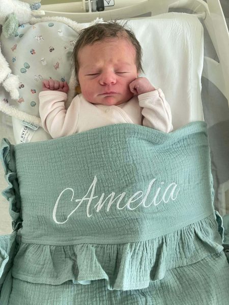 Oud groene hydrofiele doeken ruffle XL met geborduurde naam - Inbakerdoek - Swaddledoek