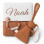 Klei bruin baby kraampakket met geborduurde naam – Stel uw set samen