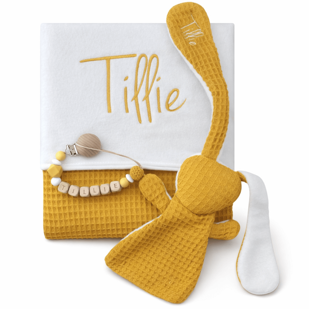 Oker geel wafeldeken kraampakket met geborduurde naam – Stel uw set samen: baby deken / knuffel / speenkoord / muts / slab