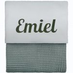 Oud groen wafel ledikant deken met geborduurde naam 111