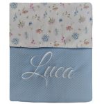 Licht blauw baby dekentje met geborduurde naam Lelie – pluim – hortensia