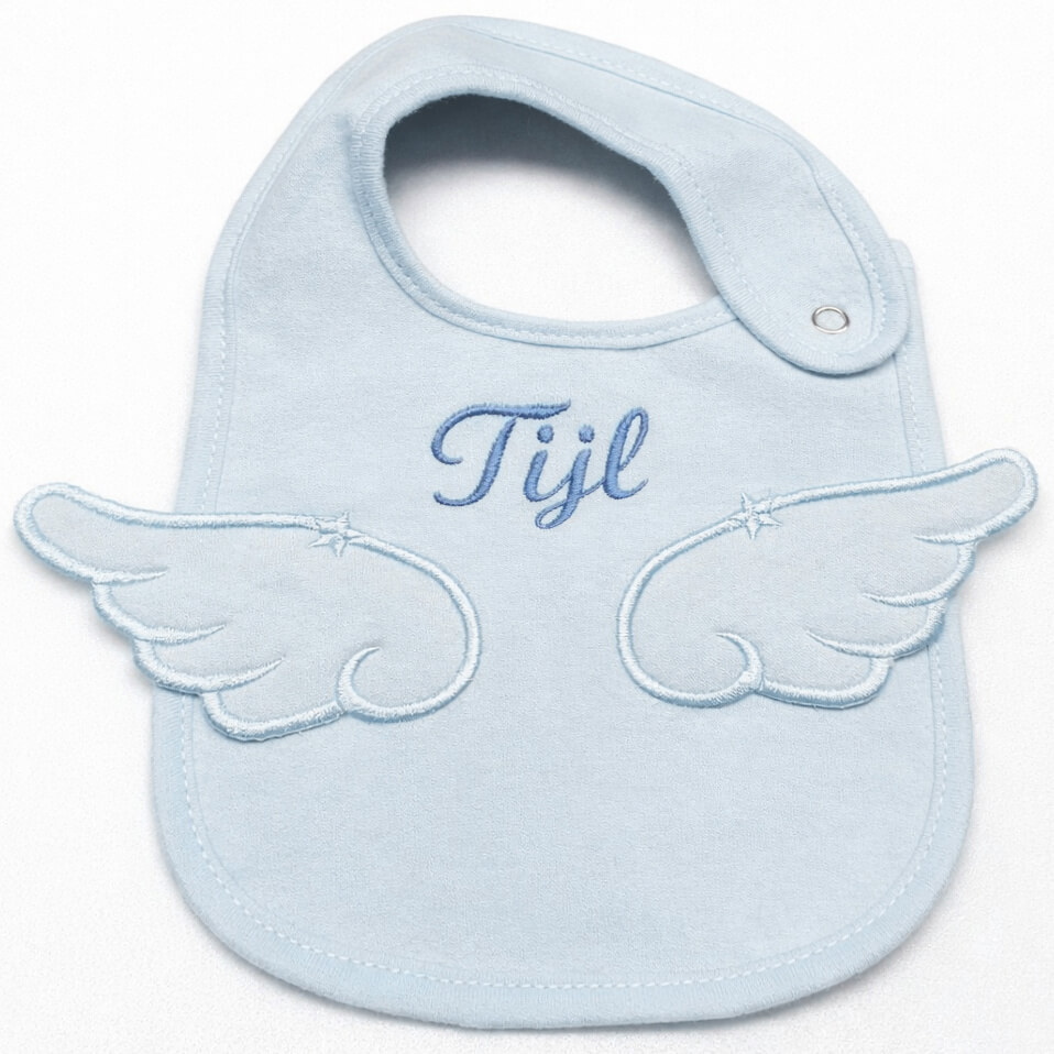 Luxe Slab met Naam Geborduurd & Vleugels - Babyblauw - Katoen met Waterafstotende Laag