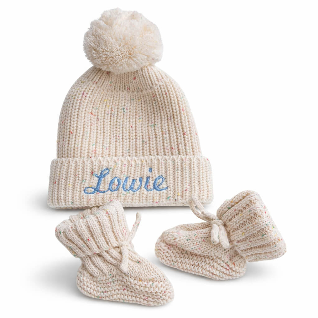 Gepersonaliseerd kraamcadeau - Baby Newborn Set – Gebreide Muts met Naam & Bijpassende Slofjes – Beige Confetti Dots (0-3 mnd)