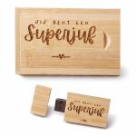Afscheidscadeau Juf - Houten USB-stick met gravure "Superjuf" - Einde schooljaar bedankje - 16GB