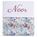 Gepersonaliseerd dekentje met geborduurde naam - tropische bloemen