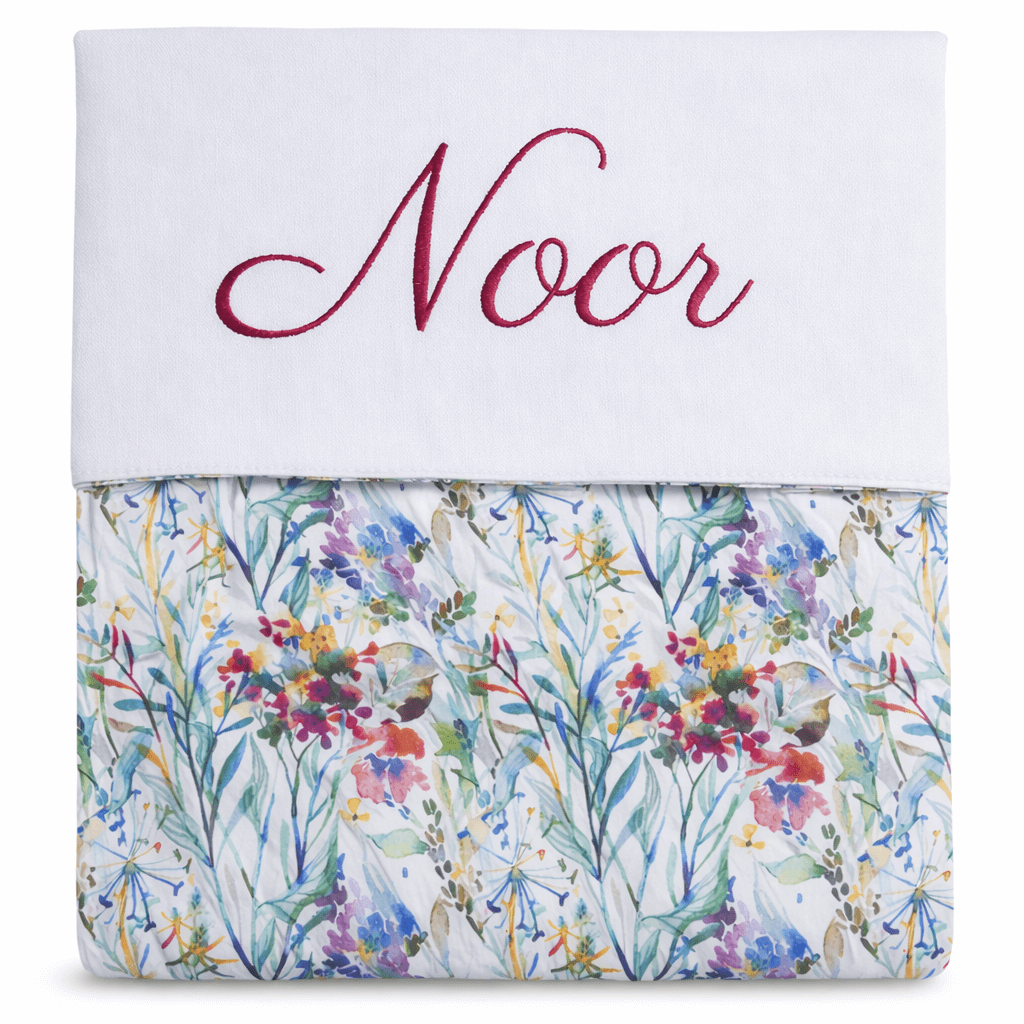 Gepersonaliseerd dekentje met geborduurde naam - tropische bloemen
