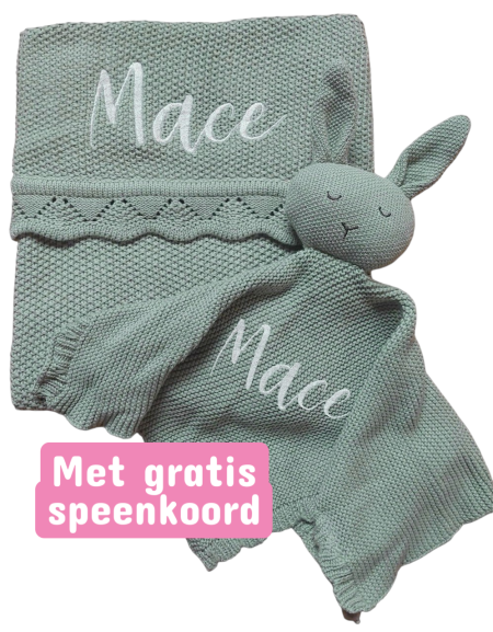 Groen gebreid baby deken met naam geborduurd - ruffle