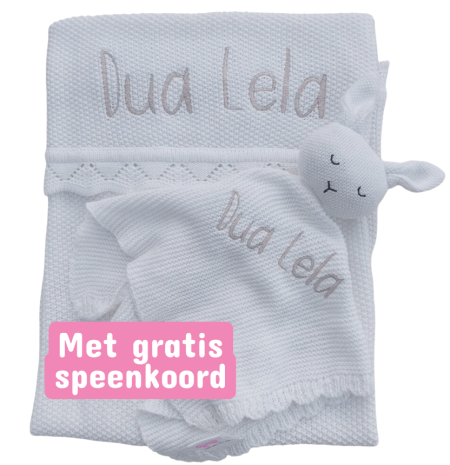 Wit gebreid baby deken met naam geborduurd