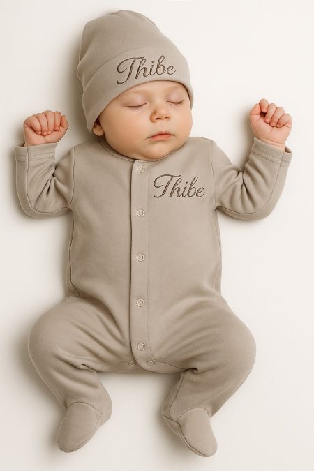 Zandkleurig geborduurd baby kruippakje / boxpakje / pyjama met naam