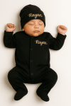Zwart geborduurd baby kruippakje / boxpakje / pyjama met naam