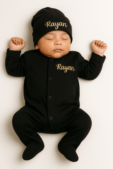 Zwart geborduurd baby kruippakje / boxpakje / pyjama met naam
