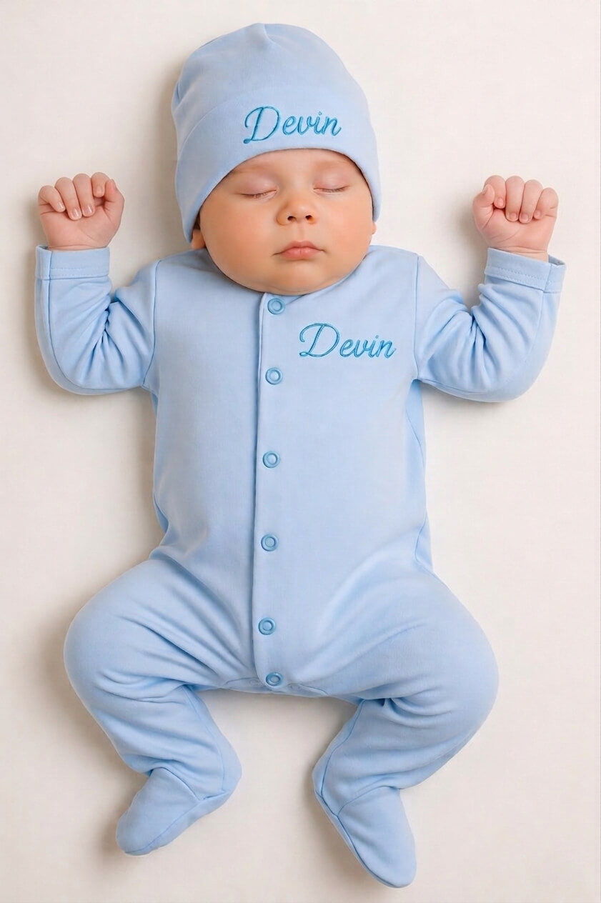 Licht blauw geborduurd baby kruippakje / boxpakje / pyjama met naam