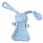 Licht blauw gebreid knuffelkonijntje met geborduurde naam
