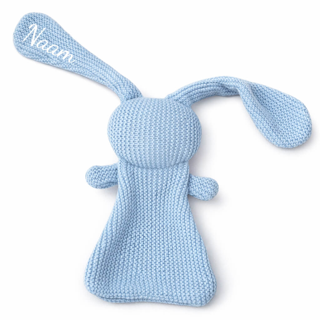 Licht blauw gebreid knuffelkonijntje met geborduurde naam