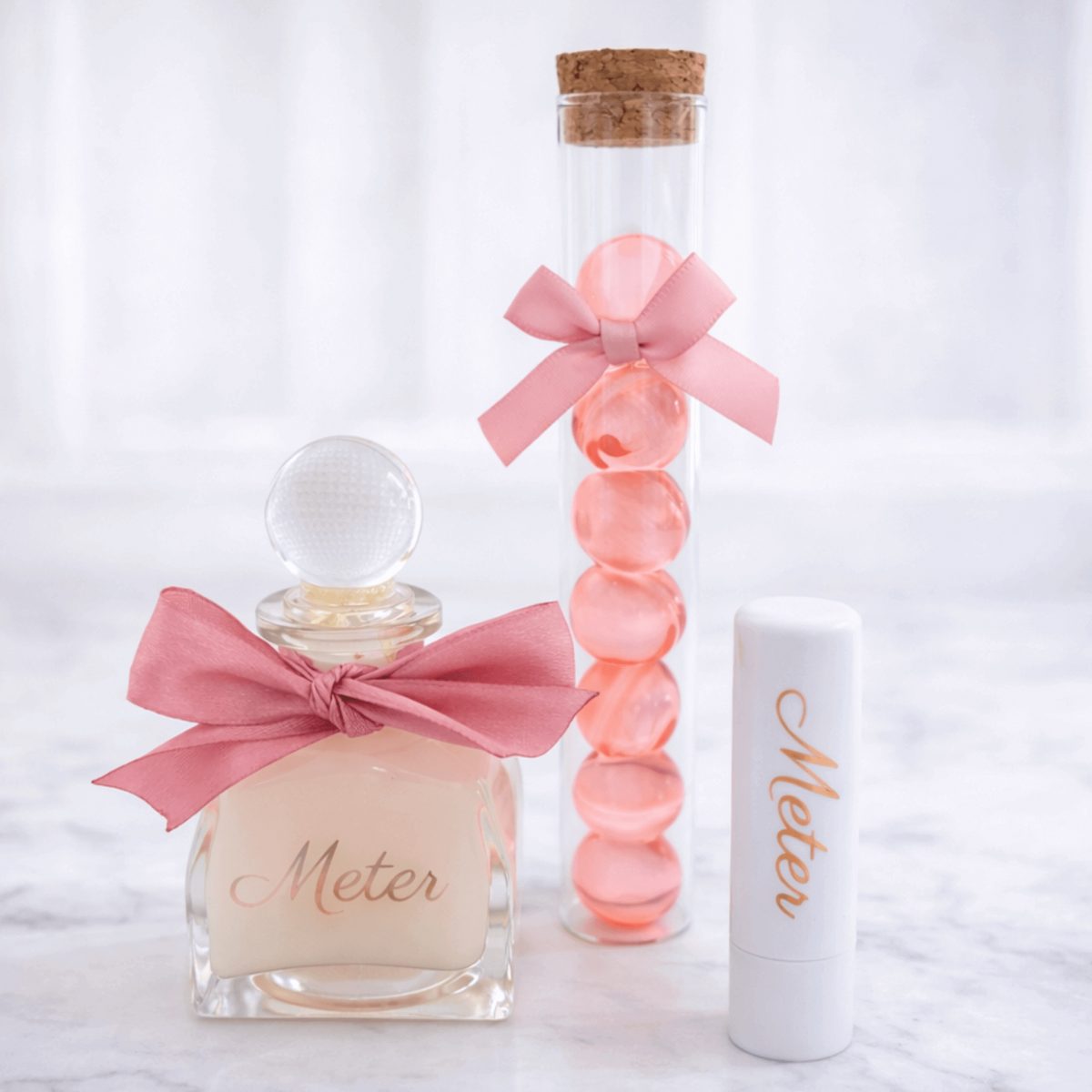 EIGEN TEKST roze / wit  bad geschenkset - badschuim, badparels en lipbalsem - gepersonaliseerd kerstcadeau