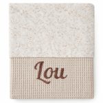 Beige wieg deken met naam geborduurd – beige bloemetjes