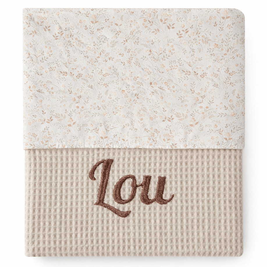 Beige wieg deken met naam geborduurd – beige bloemetjes