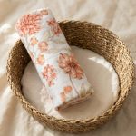 Luxe Hydrofiele Doek XL 120x120 cm – Roze bloemen – Extra Zachte Katoenen Swaddle