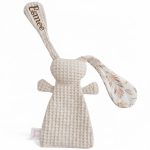 Gepersonaliseerde Wafelstof Knuffel met Naam – Geborduurd Kraamcadeau - Botanische bladeren beige