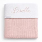 Oud roze mini kabel gebreid babydeken met naam geborduurd