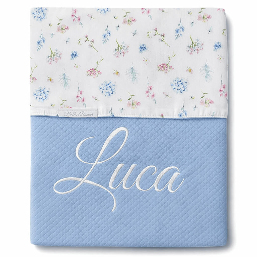 Licht blauw baby dekentje met naam geborduurd/ Lelie - pluim – hortensia
