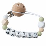 Speenkoord met naam saliegroen – Gepersonaliseerd Hout & Siliconen – Salie & Wit