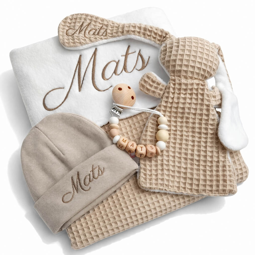 Zand kleurig baby cadeau pakket met geborduurde naam – Stel uw set samen: baby deken / knuffel / speenkoord / muts / slab