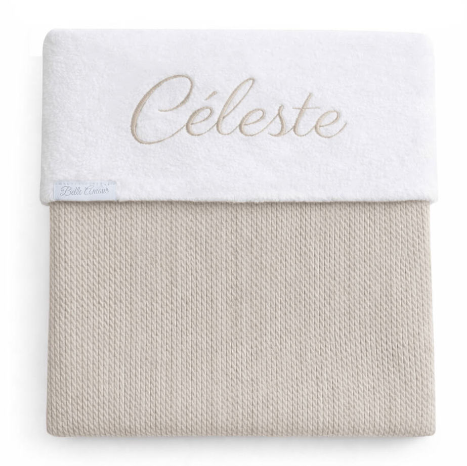 Beige mini kabel gebreid babydeken met naam geborduurd