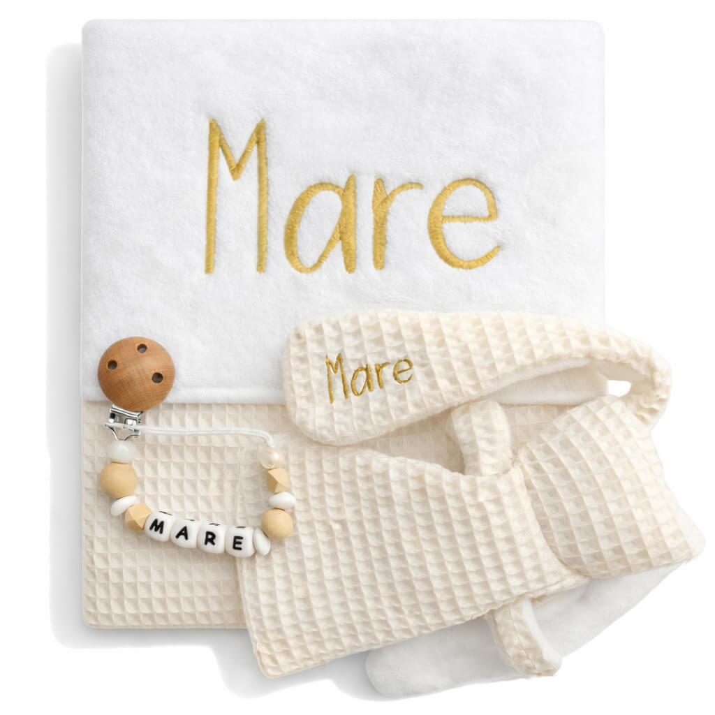 Crème kleurig baby cadeau pakket met geborduurde naam - zelf samen te stellen